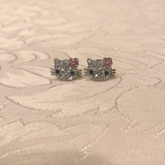 Hello Kitty Pendant & Earrings - Picture 5 of 7